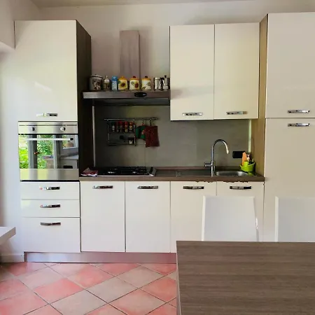 Con Veranda, Giardino E Piscina Apartman